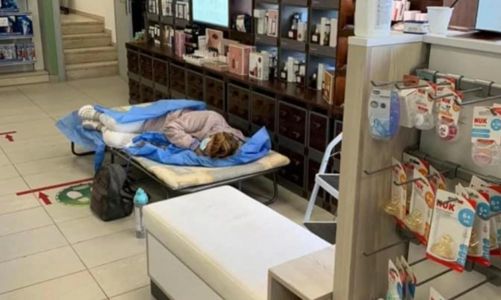 Κορονοϊός: Φαρμακοποιός βρήκε ημιλιπόθυμη 73χρονη-«Το σύστημα υγείας καταρρέει, εμβολιαστείτε»
